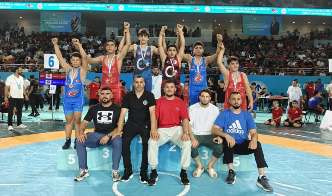 Bursa Büyükşehir Belediyespor Kulübü sporcuları, Ankara’da gerçekleştirilen Minikler Güreş Türkiye