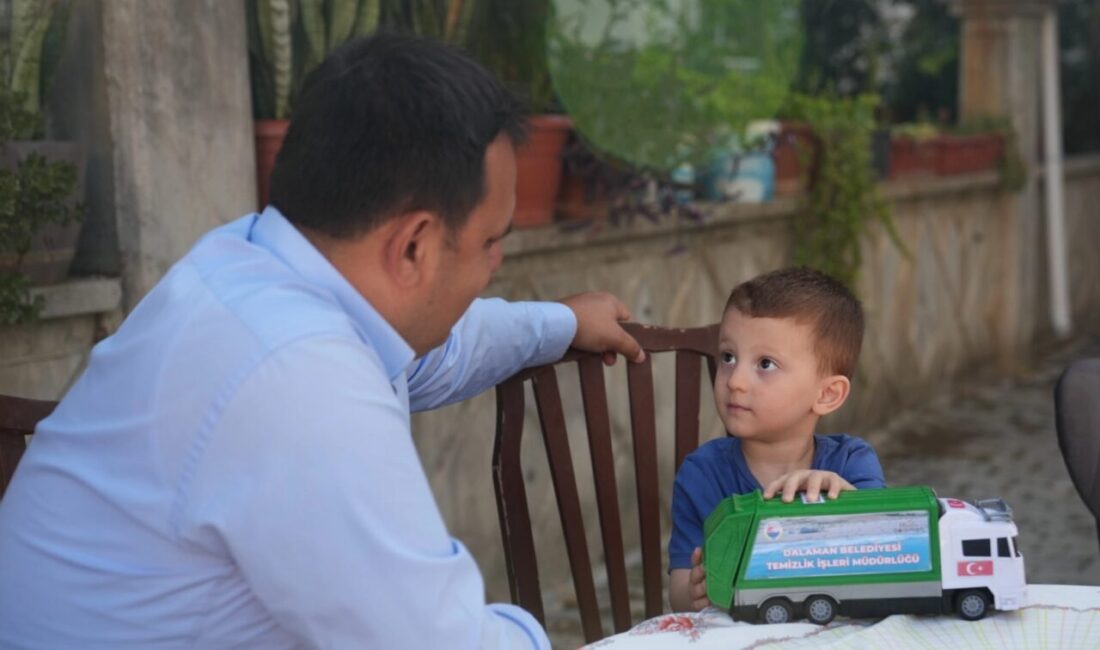 Muğla Dalaman'da her sabah evinin önünden geçen temizlik işçilerini ve