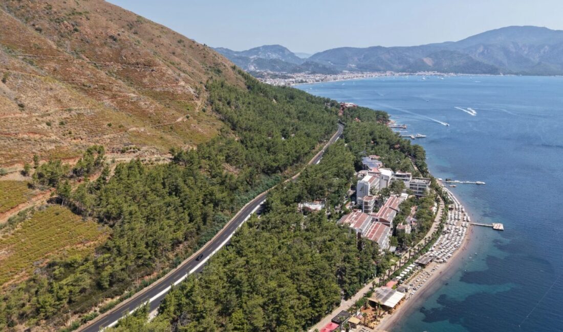 Muğla Büyükşehir Belediyesi, Marmaris’in İçmeler Mahallesi Atatürk Caddesi’nde ulaşım konforunu