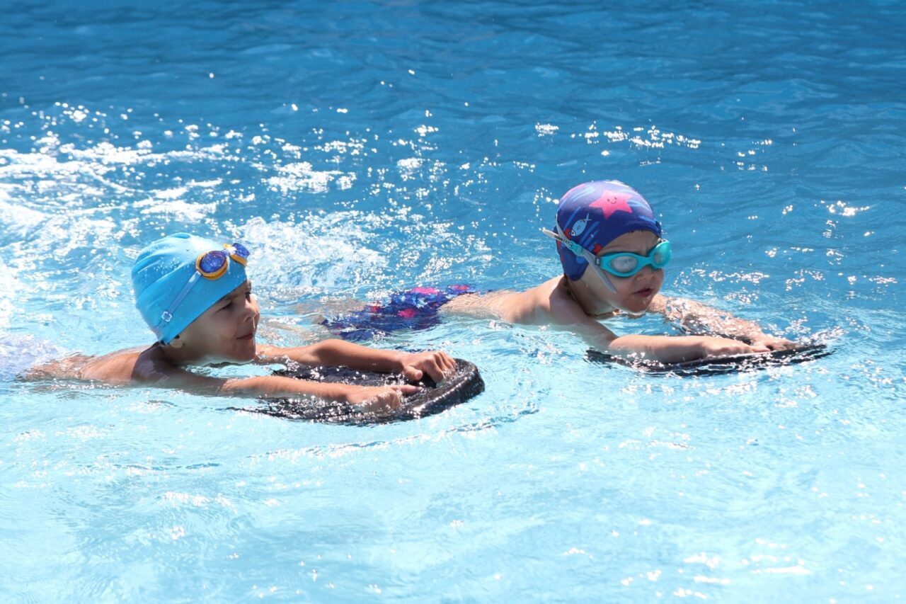 Muğla Büyükşehir Belediyesi, 17 farklı branşta düzenlediği yaz spor kurslarıyla