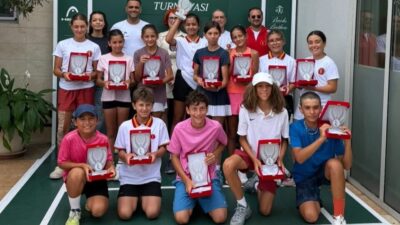 Osmangazi Belediyespor Tenis Takımı sporcusu Azra Özyardımcı, İstanbul’da düzenlenen 12