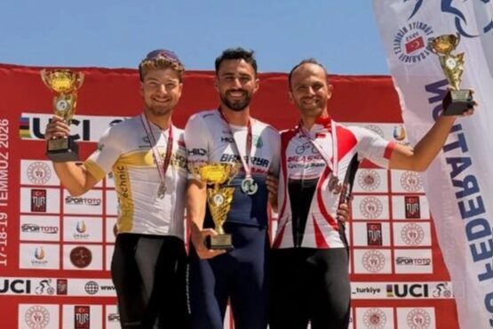 Sakarya Büyükşehir Belediyesi Spor Kulübü sporcuları, farklı branşlarda elde ettiği