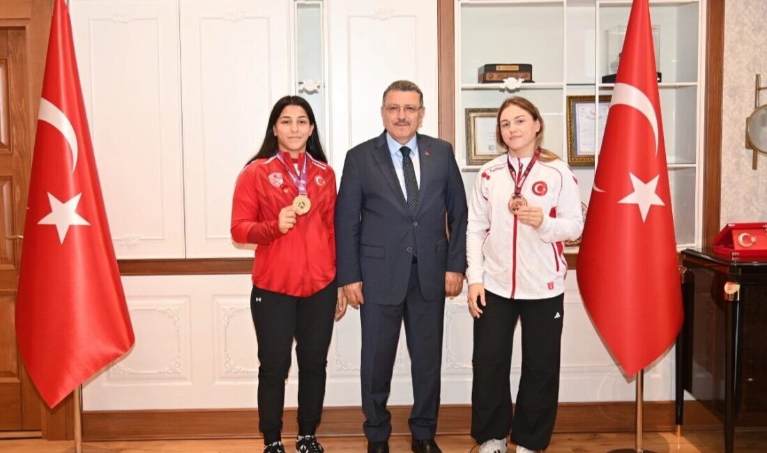 Avrupa şampiyonu milli güreşçi Elif Şevval Kurt, milli sporcu Beyzanur