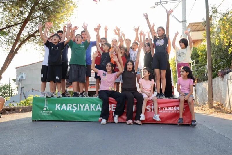 Karşıyaka Belediyesi tarafından düzenlenen ‘Sokak Senin Mahalle Olimpiyatları’nın coşkusu bu