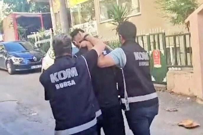 Sosyal medya platformları üzerinden tetikçi ve suç örgütlerini övücü paylaşım