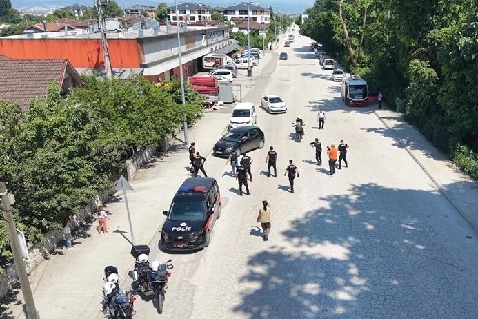 Düzce’de İl Emniyet Müdürlüğü ekiplerince gerçekleştirilen tatbikatı gerçek sanarak korkan