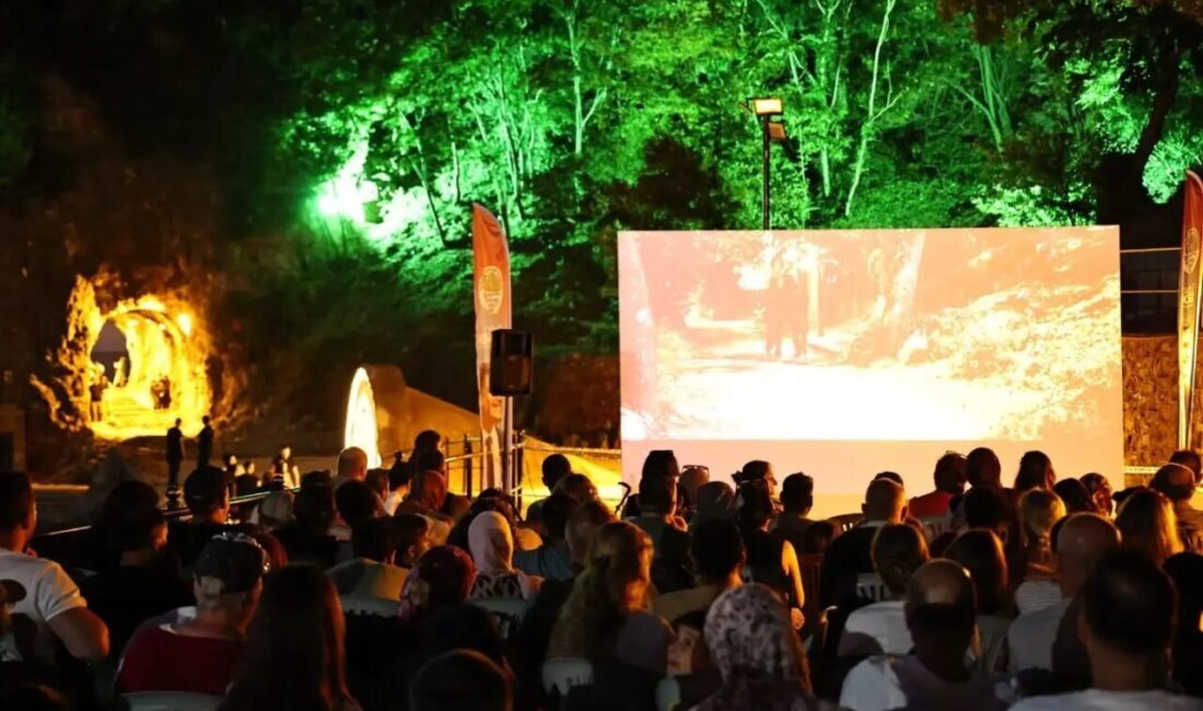 Zonguldak Belediyesi’nin açık hava sinema etkinliğinde, Kelebeğin Rüyası filmi Liman