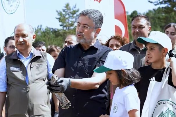 Tarım ve Orman Bakanı İbrahim Yumaklı, doğadaki yaralı hayvanların tedavi