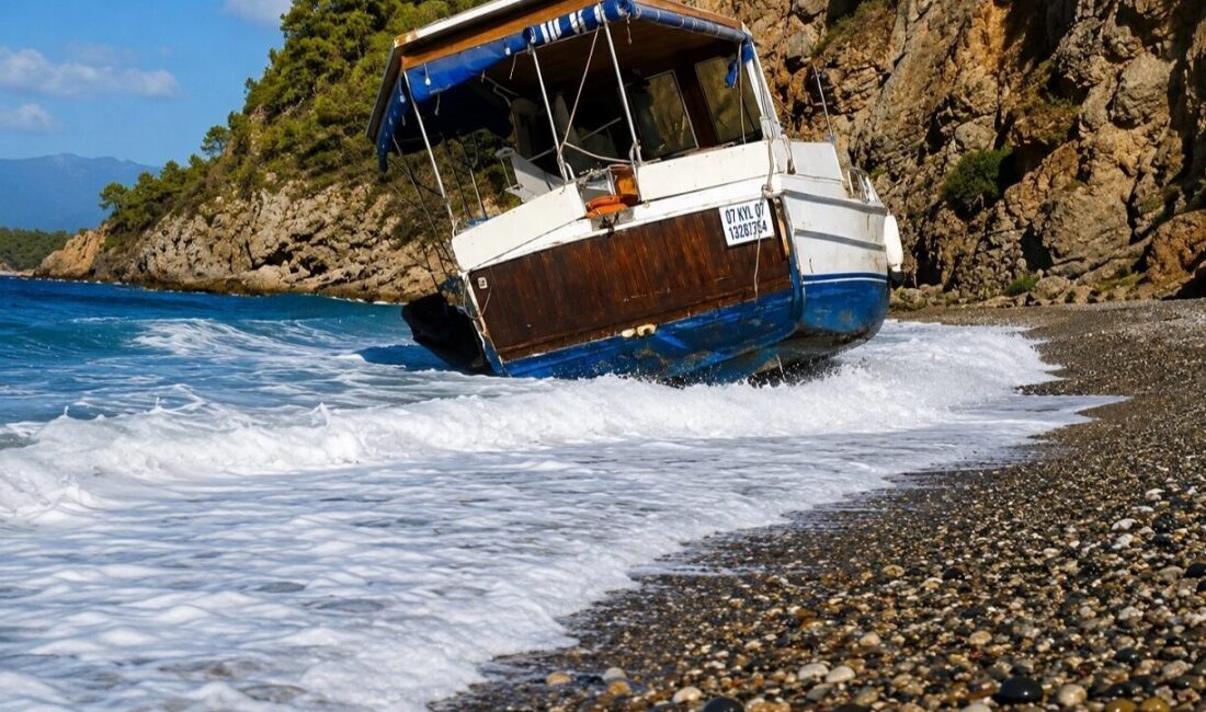 Antalya'nın Kumluca ilçesine bağlı Adrasan’da rüzgarın etkisiyle sürüklenen bir tekne