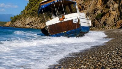 Antalya'nın Kumluca ilçesine bağlı Adrasan’da rüzgarın etkisiyle sürüklenen bir tekne