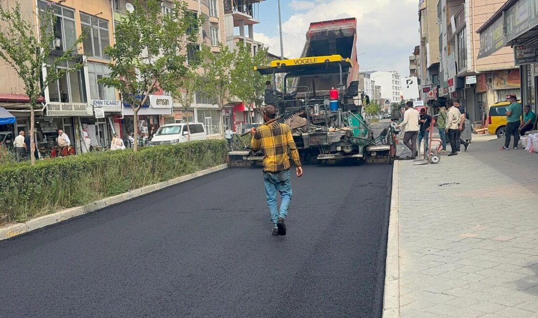 Doğubayazıt Belediyesi, Uluyol Mahallesi’nin önemli güzergâhlarından Ağrı Caddesi’nde yürüttüğü asfalt