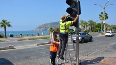 Antalya Büyükşehir Belediyesi, 2026-2027 eğitim-öğretim yılı öncesi Alanya’daki trafik sinyalizasyon