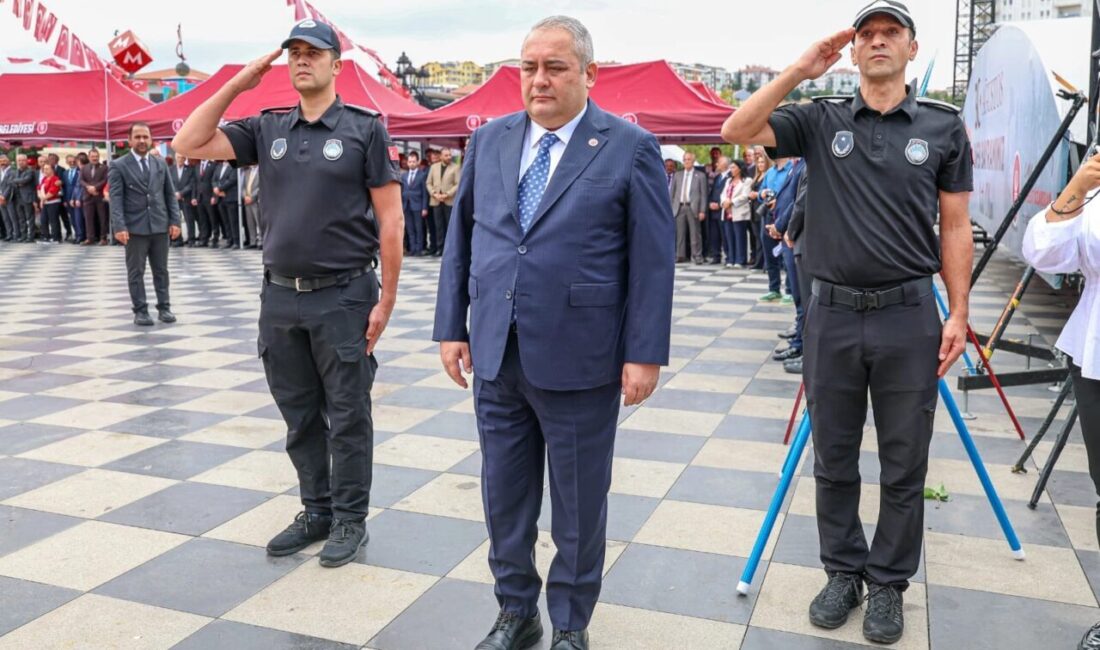Ankara Keçiören’de cadde ve meydanlar Türk bayraklarıyla donatılırken, 30 Ağustos