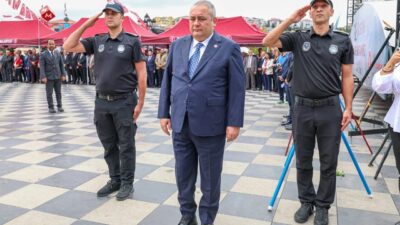Ankara Keçiören’de cadde ve meydanlar Türk bayraklarıyla donatılırken, 30 Ağustos