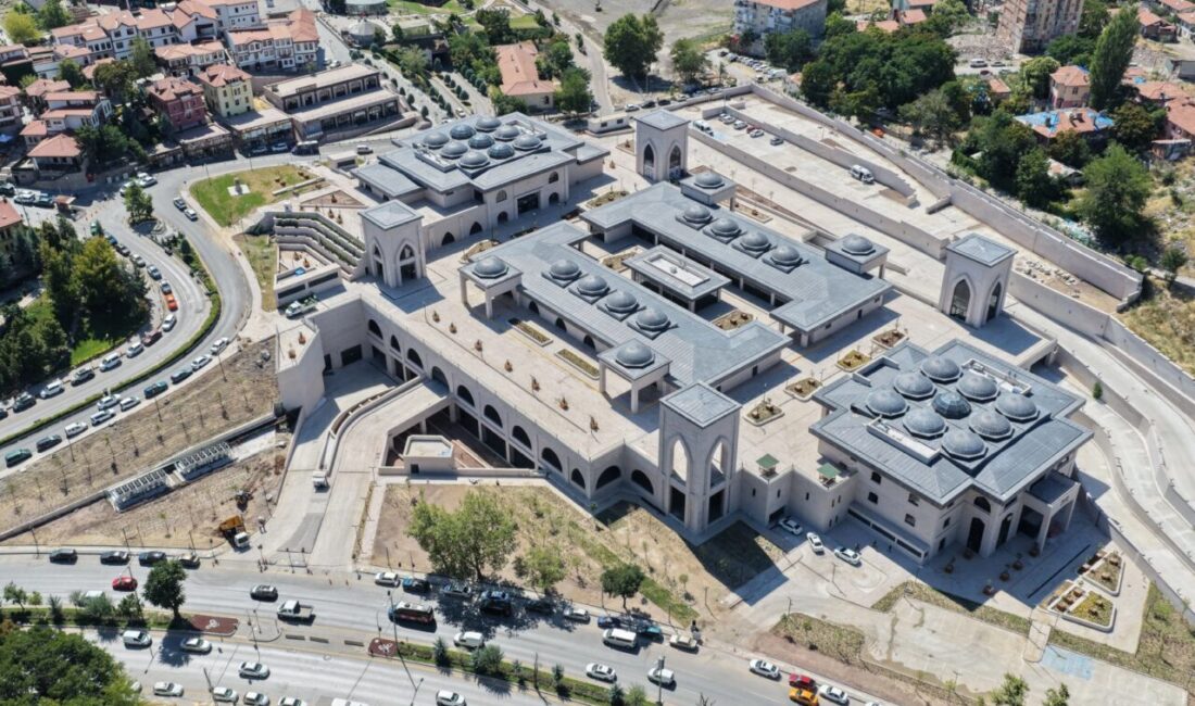 Ankara Büyükşehir Belediyesi, Ulus’un tarihi dokusunu koruyarak bölgedeki ulaşımı daha