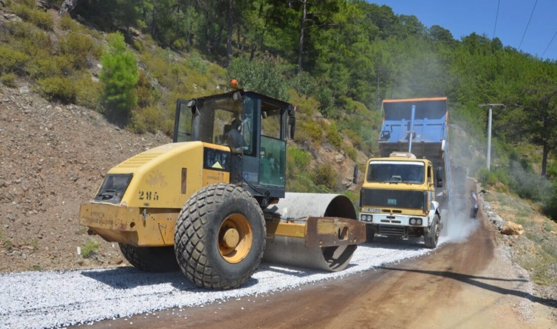 Antalya Büyükşehir Belediyesi Alanya’da asfalt çalışmalarını yoğun bir şekilde sürdürüyor.