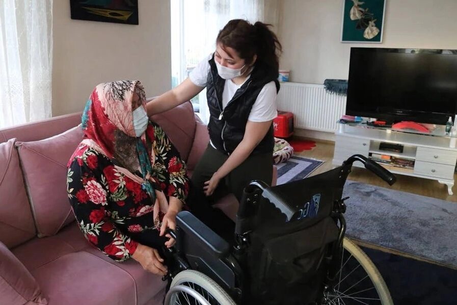 Finike’de güzellik merkezi işleten Zeynep Göral, sosyal sorumluluk örneği bir