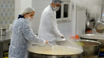 Antalya'da Muratpaşa Belediyesi’nin Cumhuriyet Mahallesi’nde yer alan aşevi, ihtiyaç sahibi