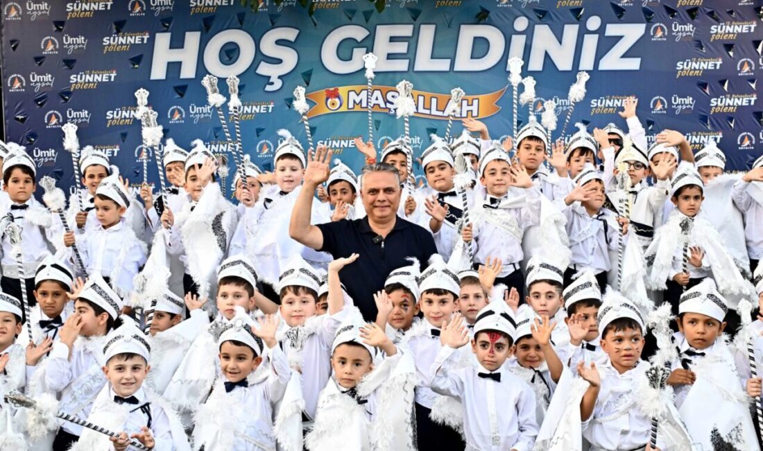 Antalya'da Muratpaşa Belediye Başkanı Ümit Uysal, 12’nci Geleneksel Sünnet Şöleni’nde,