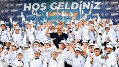 Antalya'da Muratpaşa Belediye Başkanı Ümit Uysal, 12’nci Geleneksel Sünnet Şöleni’nde,