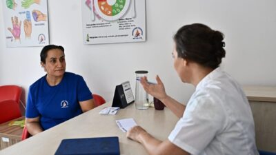 Muratpaşa Belediyesi diyetisyenleri, Antalya’da yaz aylarında artan hava sıcaklıklarıyla birlikte
