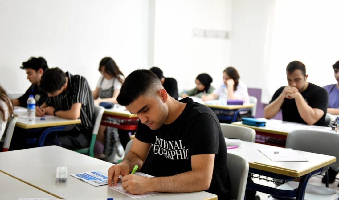 Antalya'da Muratpaşa Belediyesi’nin gençlere ücretsiz üniversite hazırlık desteği sunduğu Muratpaşa