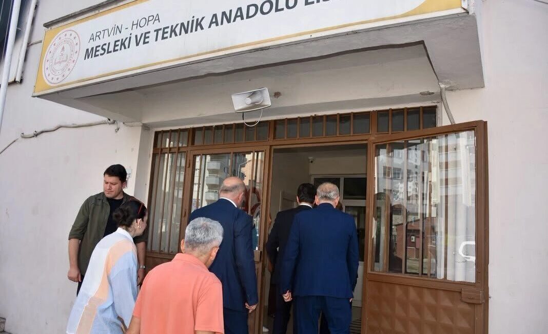Hopa Kaymakamı Uğur Karakaya ve İl Millî Eğitim Müdürü Beraat