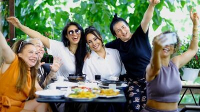 Asena, yakında müzikseverlerin beğenisine sunacağı yeni teklisi ‘Kahveleşelim’e klip çekti. 