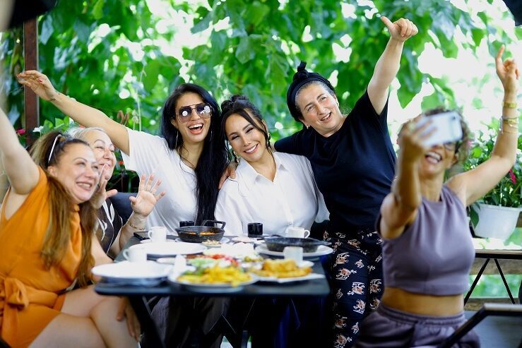 Asena, yakında müzikseverlerin beğenisine sunacağı yeni teklisi ‘Kahveleşelim’e klip çekti. 