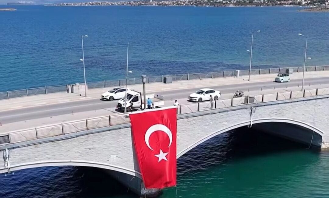 Ayvalık, 30 Ağustos Zafer Bayramı'nın 104. yıl dönümünde kırmızı beyaza