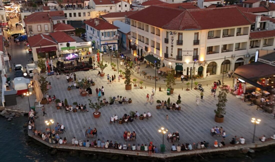 Balıkesir'in Ayvalık ilçesinde yıllardır araçların otopark olarak kullandığı alan, kapsamlı