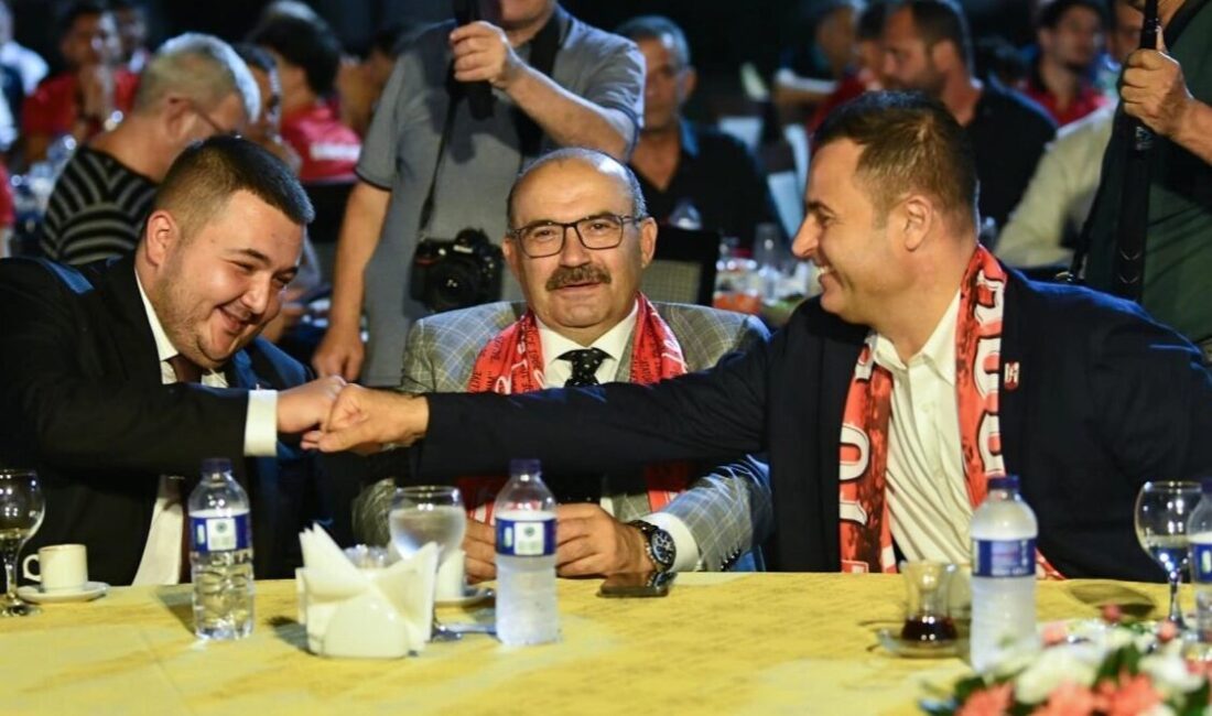 Balıkesir Büyükşehir Belediye Başkanı Ahmet Akın, Balıkesirspor’un “Şanla Şerefle 60. Yıl” etkinliğine