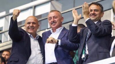 Kocaeli Büyükşehir Belediye Başkanı Tahir Büyükakın, Amedspor’u sahasında 2-0 yenerek
