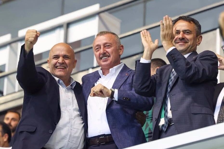 Kocaeli Büyükşehir Belediye Başkanı Tahir Büyükakın, Amedspor’u sahasında 2-0 yenerek