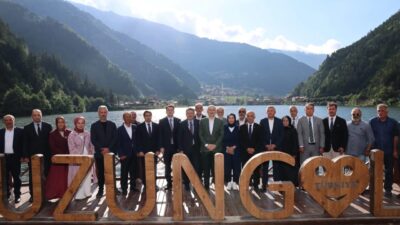 Trabzon'da Uzungöl Millet Bahçesi'ni ziyaret eden ve turizm sezonuna ilişkin değerlendirmelerde