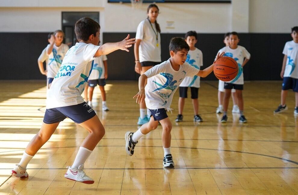 Beylikdüzü Belediyesi’nin çocuk ve gençleri sporla buluşturduğu Yaz Spor Okulları