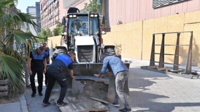 Bornova Belediyesi Zabıta Müdürlüğü ekipleri, Yeşilova Mahallesi’nde yaya ve araç