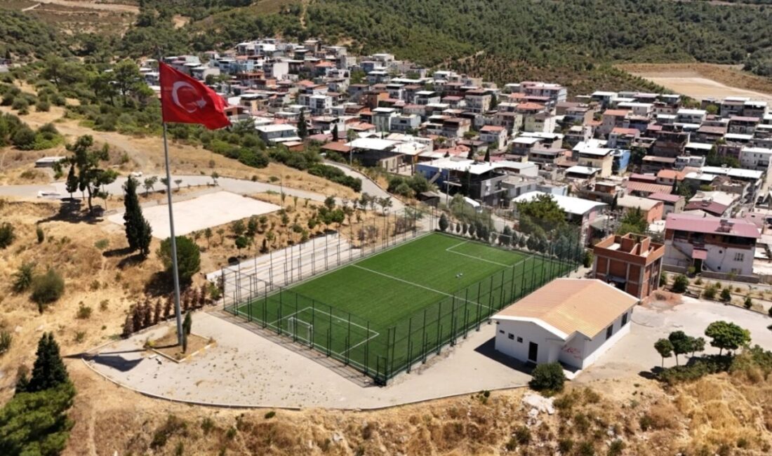 Bornova Belediyesi, Doğanlar Sahası ilçe genelindeki 4 halı sahayı tribünlerinden