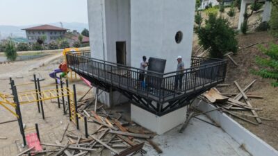 İzmir Büyükşehir Belediyesi, Buca’daki parkların yenilenmesine ilçenin simgelerinden Yedigöller’de devam