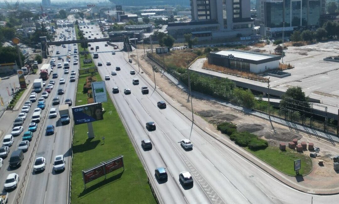 Bursa Büyükşehir Belediyesi, Nilüfer ilçesi Liman Caddesi’nde yağmur suyu ve