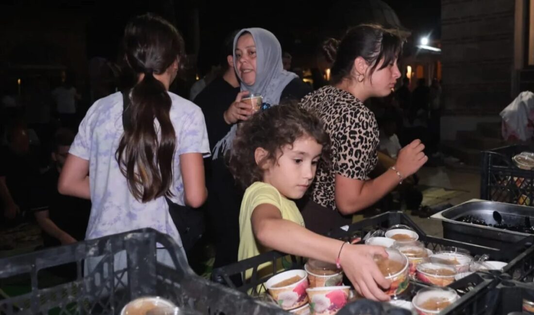 Bursa'da İnegöl Belediyesi, Mevlid Kandili’nde İshakpaşa Camisinde 1500 kişilik helva