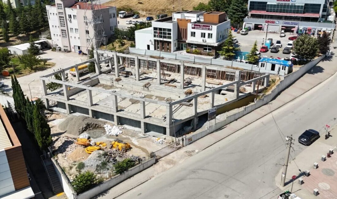 Bursa'da İnegöl Belediyesi’nin Alanyurt Yunusemre Mahallesi'nde yapımına başladığı yüzme havuzunda