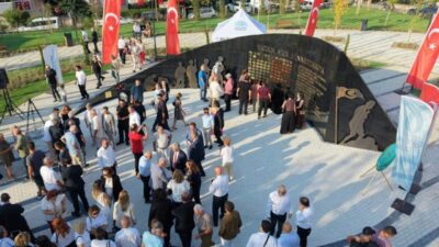 Bursa'da Nilüfer Belediyesi, 103 şehidin adını ölümsüzleştiren Şehitler Anıtı ve