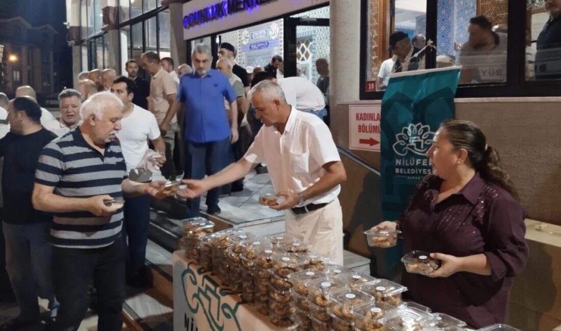 Bursa'da Nilüfer Belediyesi, Mevlid Kandili dolayısıyla camilerde kandil simidi dağıttı.