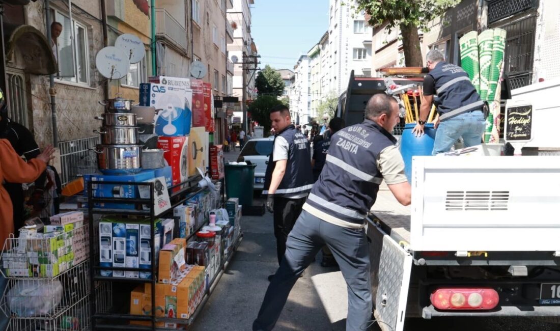 Bursa'da Osmangazi Belediyesi Zabıta Müdürlüğü ekipleri, ilçe genelinde kaldırımların işgal