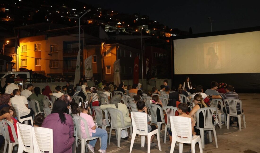 Osmangazi Belediyesi’nin “Osmangazi’de Yaz Film Gösterimleri” kapsamında Mollafenari Mahallesi’nde düzenlediği