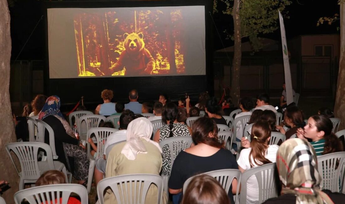 Bursa'da Osmangazi Belediyesi, yazlık sinema etkinliklerini ilçenin farklı mahallelerine taşımaya