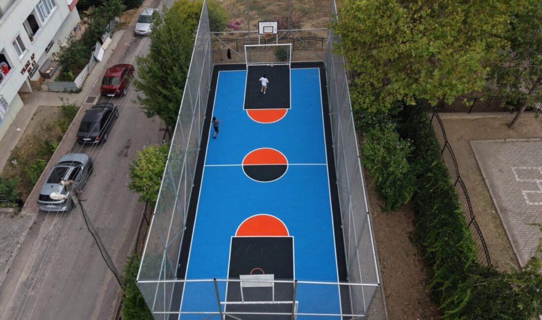 Çayırova Belediyesi Park ve Bahçeler Müdürlüğü ekipleri, ilçedeki parklarda bulunan
