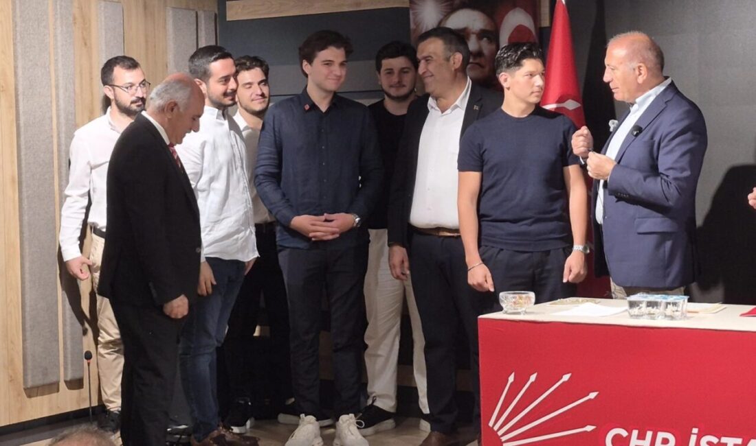 CHP İstanbul İl Başkanı Gürsel Tekin, partiye katılan yeni üyeleri