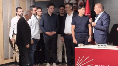 CHP İstanbul İl Başkanı Gürsel Tekin, partiye katılan yeni üyeleri